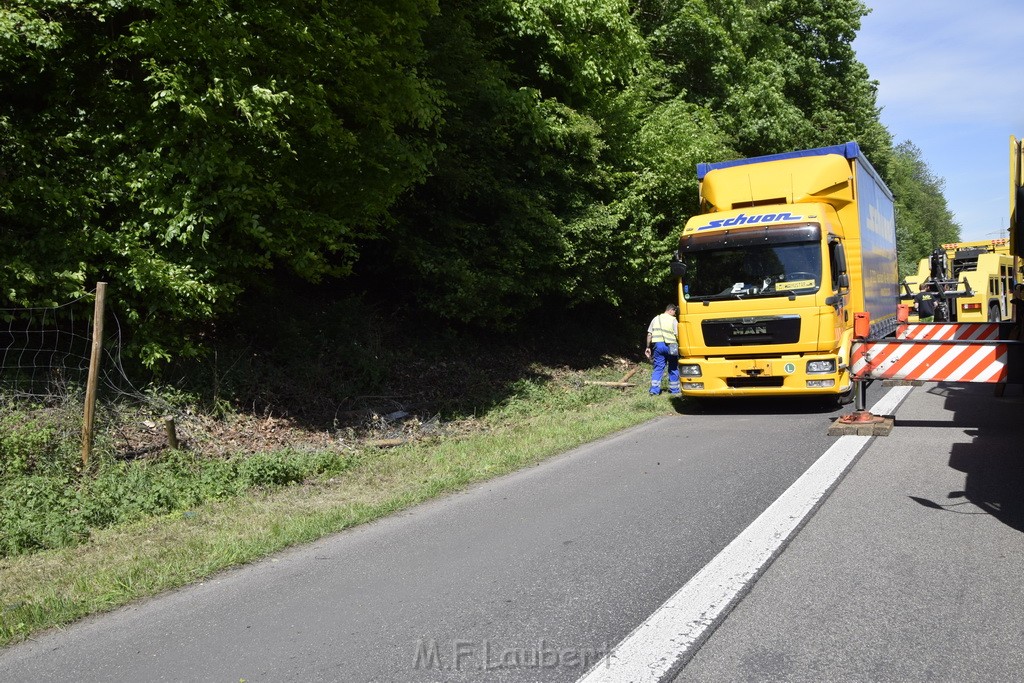 LKW in Boeschung A 3 Rich Frankfurt Hoehe Roesrath Lohmar P216.JPG - Miklos Laubert